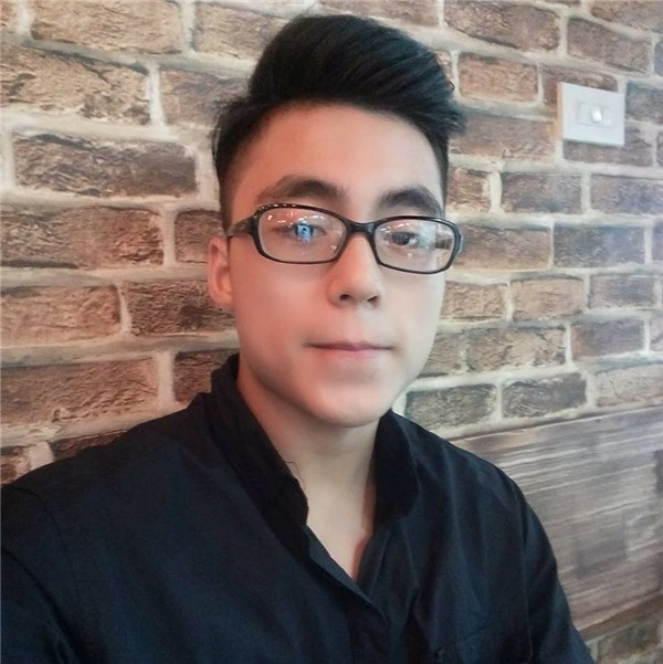 Cậu em gầy còm thư sinh ngày nào của Sơn Tùng M-TP Tết này đã tròn 18, điển trai và ngầu chẳng kém anh